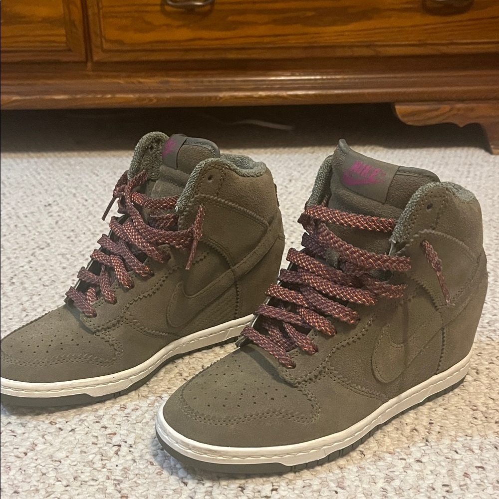 Nike Women's Dunk 7.5 very lightly worn
